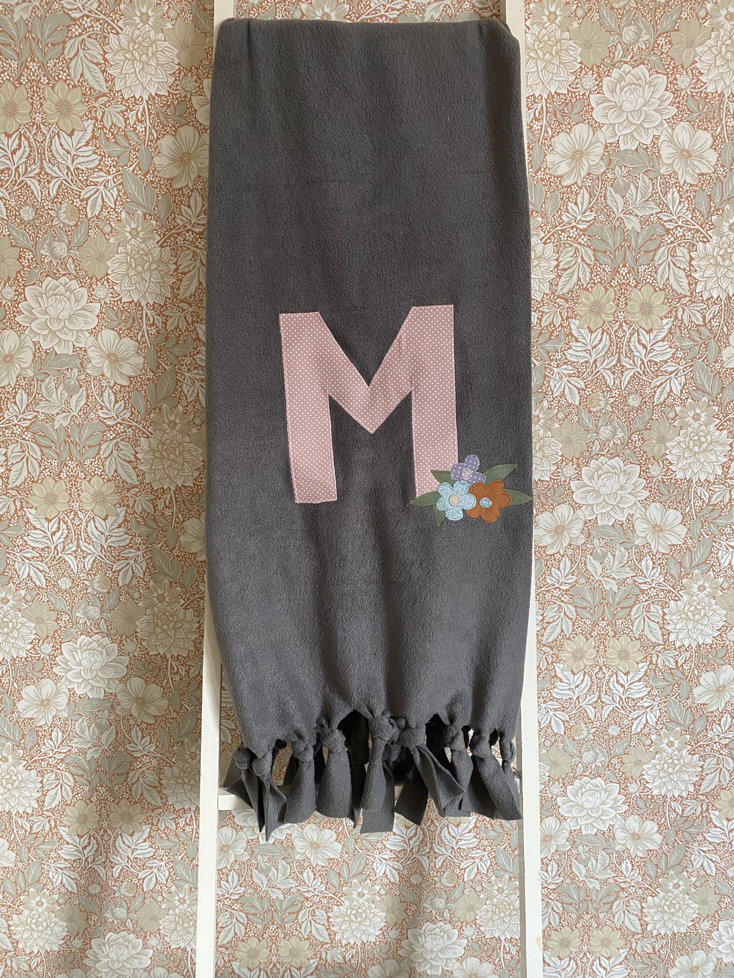 Kuscheldecke mit Buchstabe