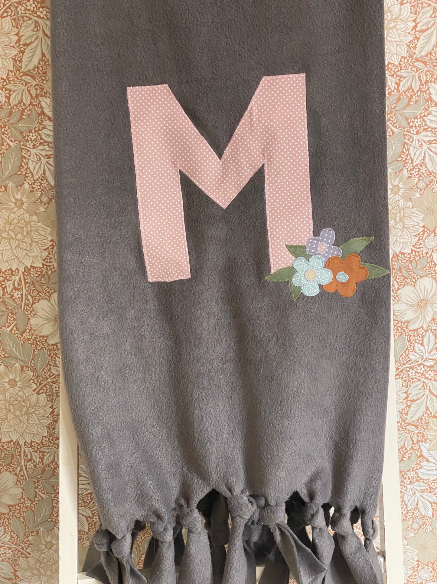 Kuscheldecke mit Buchstabe